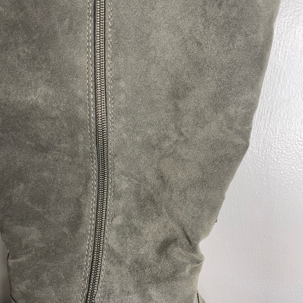 Boots - Picture 4 of 5